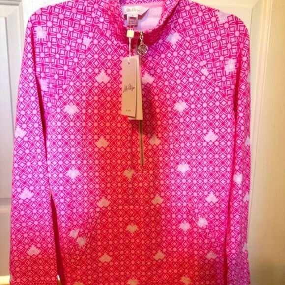 Lilly Pulitzer UPF 50+ Popover in Passion Fruit Pink Fluttering Hearts Size S - Picture 1 of 2